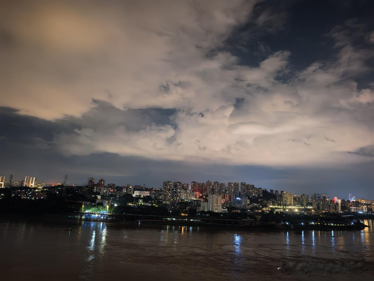 抬头看，夜色里竟还有一片一片的白云，在深蓝天空的映衬下，显得格外梦幻。白天的蓝天