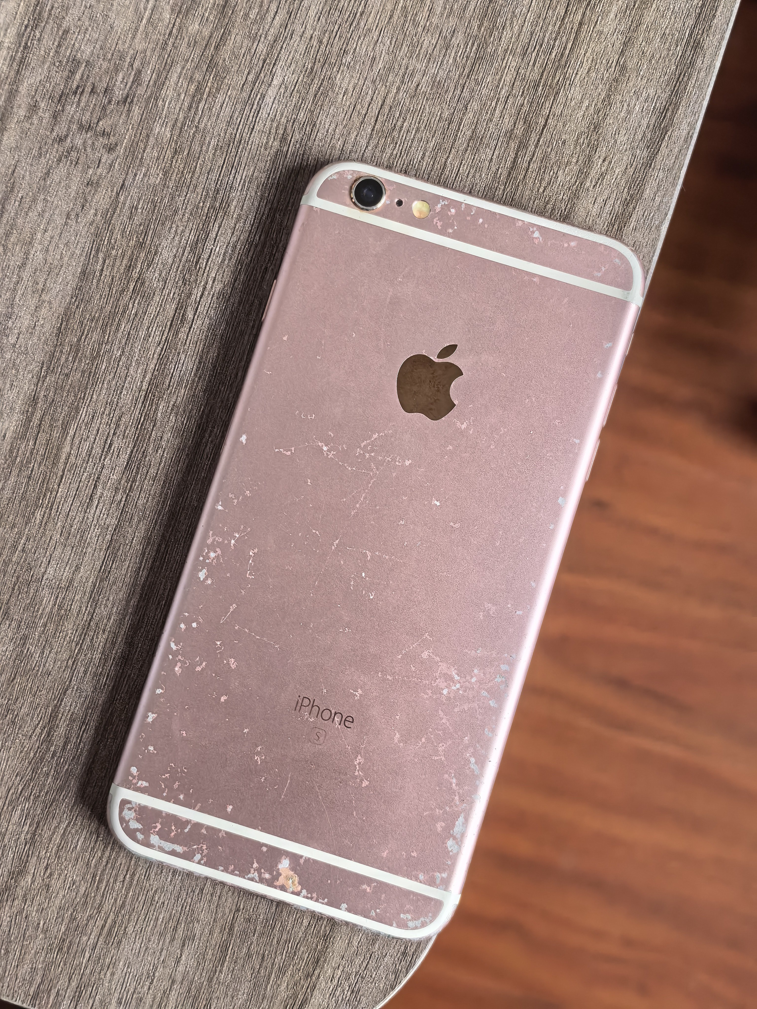 当年特别火的玫瑰金版本iPhone苹果现在的新机为啥不考虑这个配色了。 ​​​