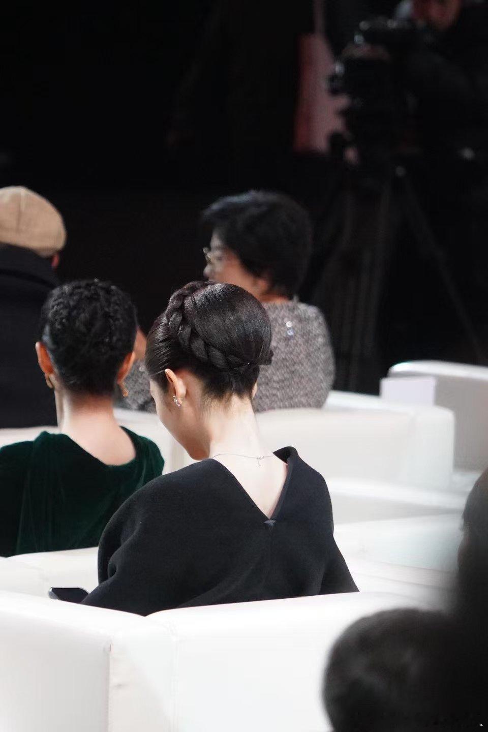 邢菲爱心后脑勺邢菲好标准的后脑勺 邢菲好标准的后脑勺，像一颗爱心