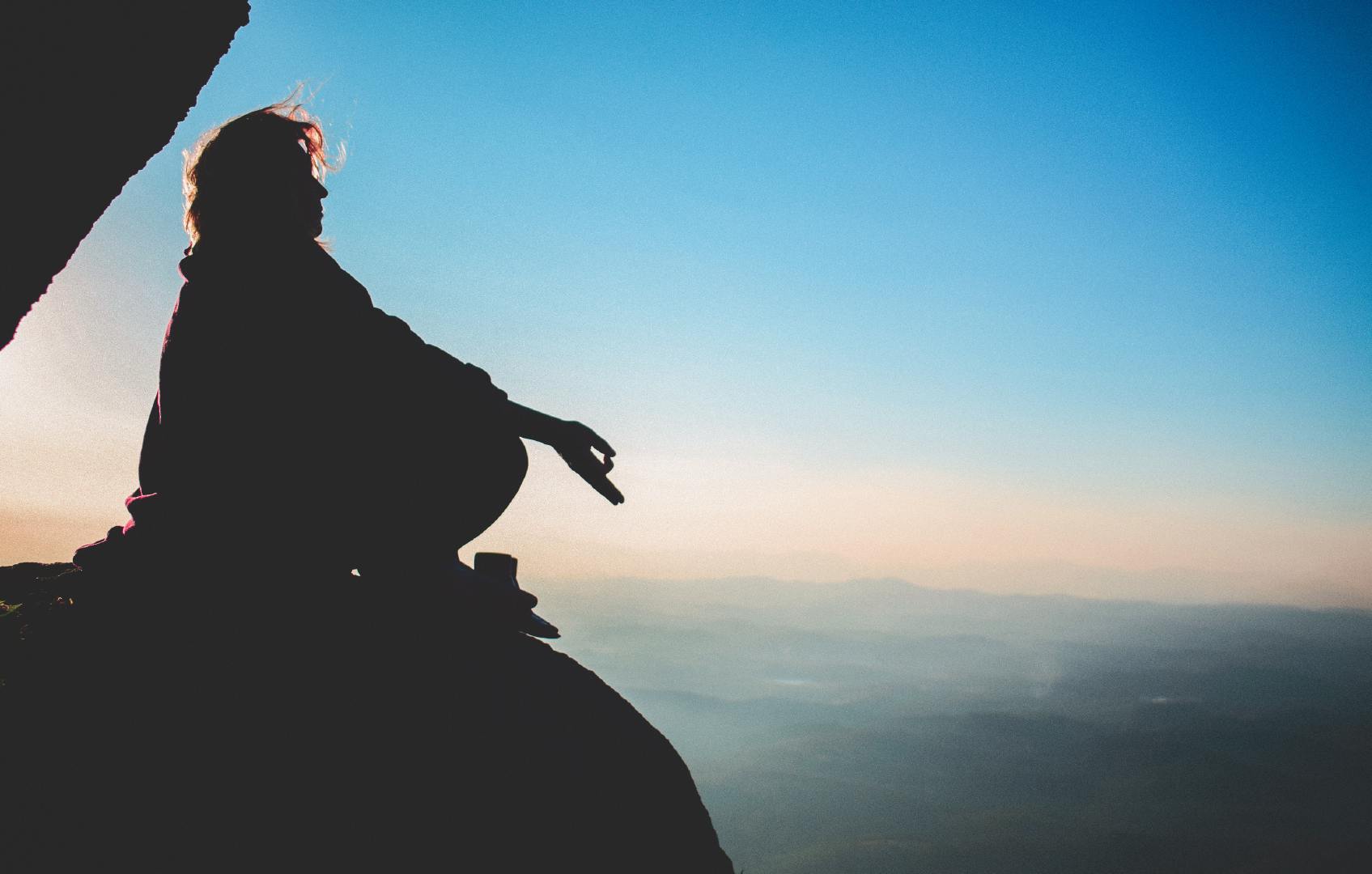 人从悲哀中落落大方走出来，就是艺术家。——木心 