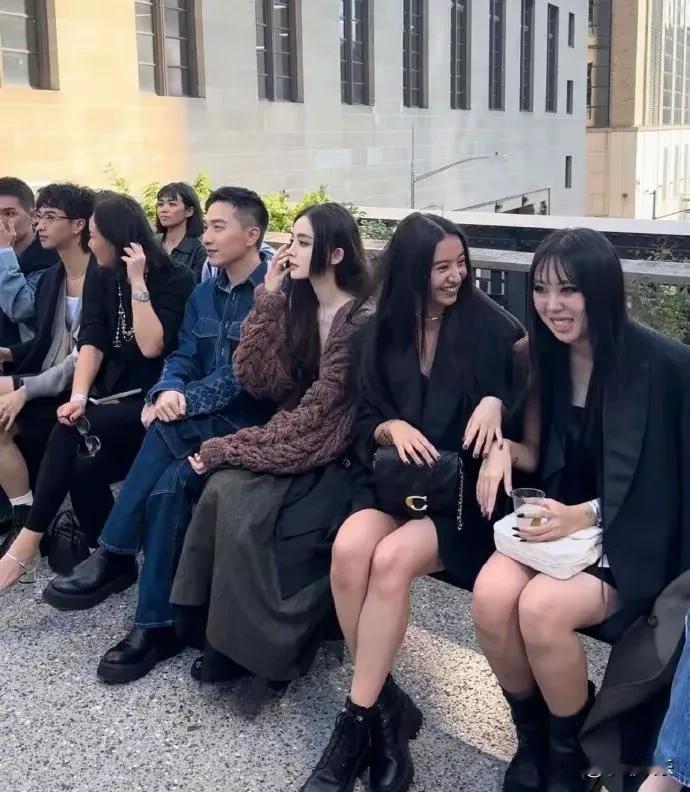 古力娜扎因为太漂亮，一直被人黑。最新近照依旧美的冒泡。至于为啥被议论，发现她的不