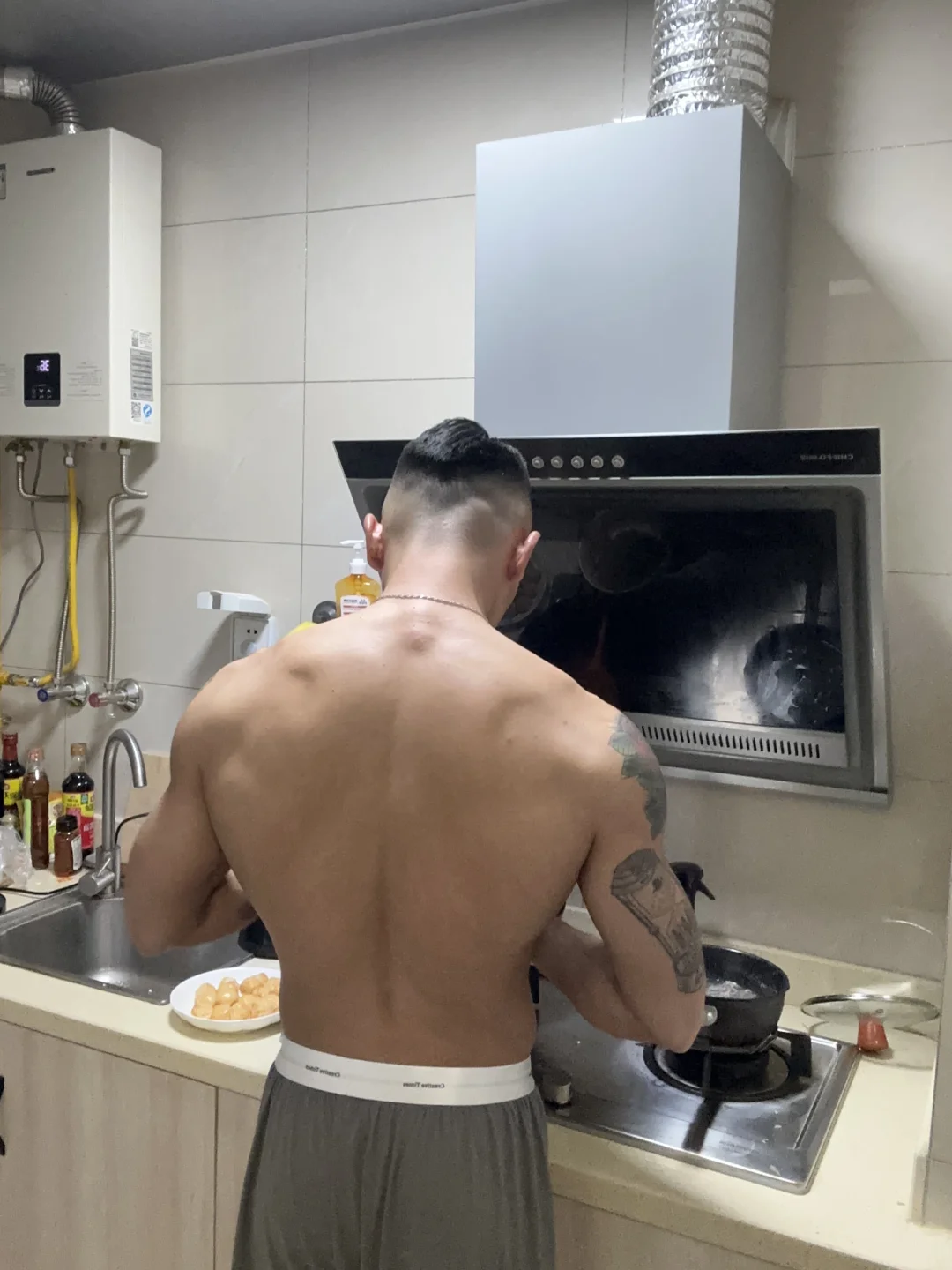 肌肉男在厨房做饭是啥样？