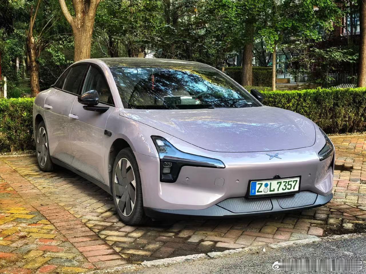 继首次大规模批量出口海外后，不少网友晒出小鹏MONA现身德国、韩国、泰国等多个国