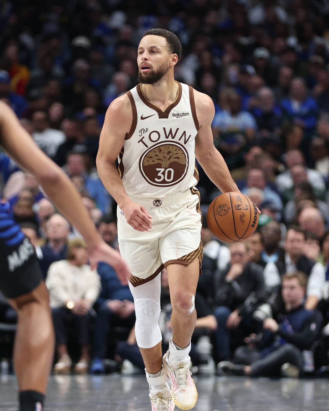 库里38分，4篮板，1助攻。勇士vs独行侠