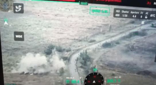 一群俄军士兵在撤退时遭到集束炸弹袭击，损失惨重。乌克兰方面公布了一段监控，一群从