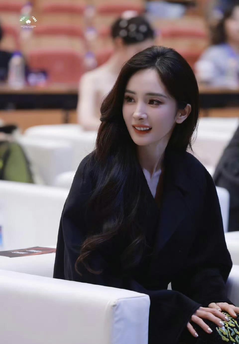 杨幂中国广播电视精品创作大会，连轴转的状态也这么好 ​​​又看到熟悉的月牙笑了[