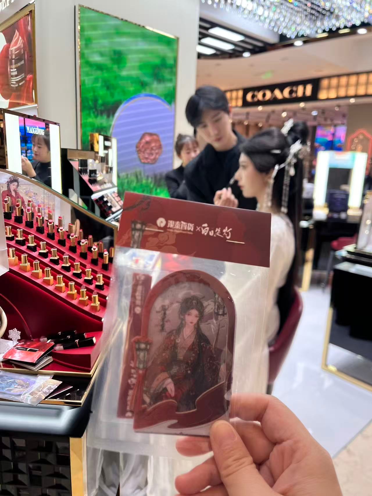 迪丽热巴白日提灯线下展人气杭州武林银泰百货《白日提灯》线下展人气爆棚，粉丝从全国