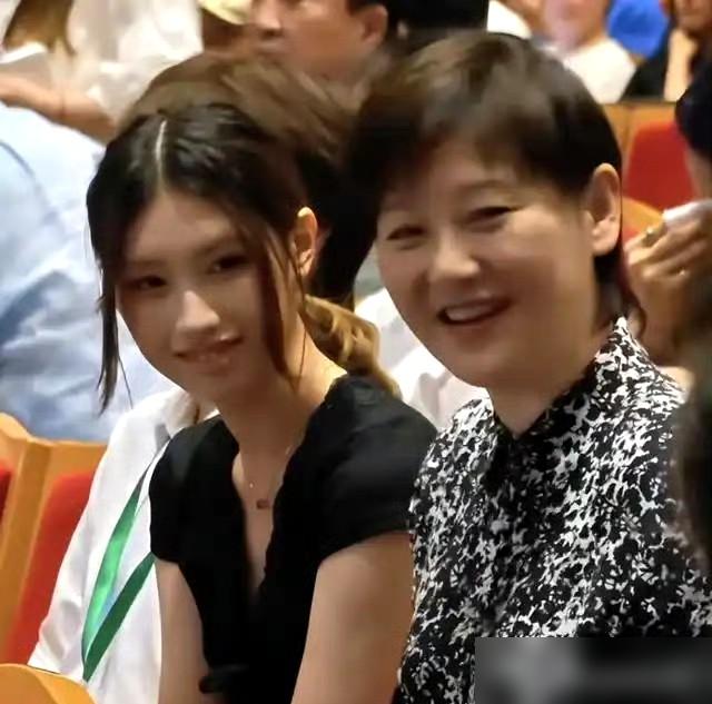 徐帆带着女儿出来了。

素颜，不遮不掩，眼角的纹路很实在。旁边20岁的女儿徐朵，