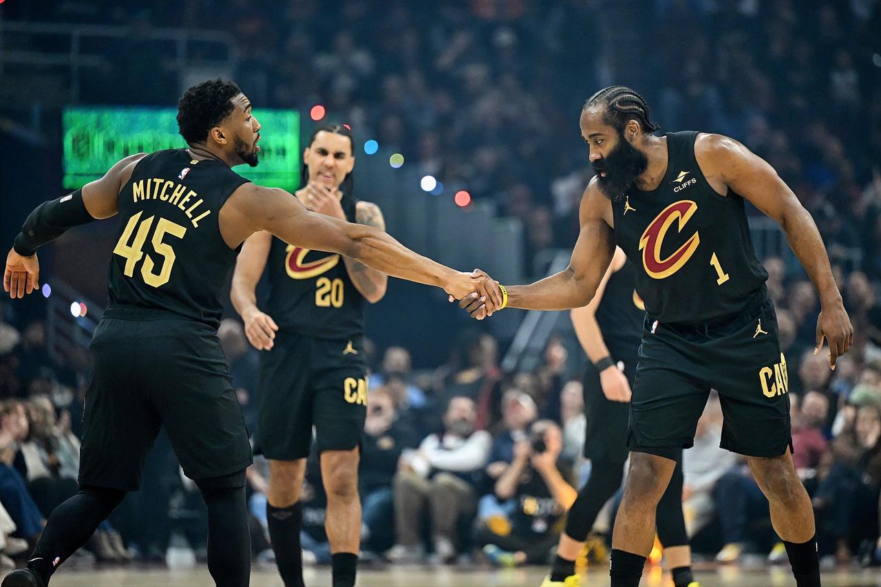 哈登：米球王，打公牛你不打？？？
米切尔：眼睛都跟你之前一样冒血丝了，再说了专家