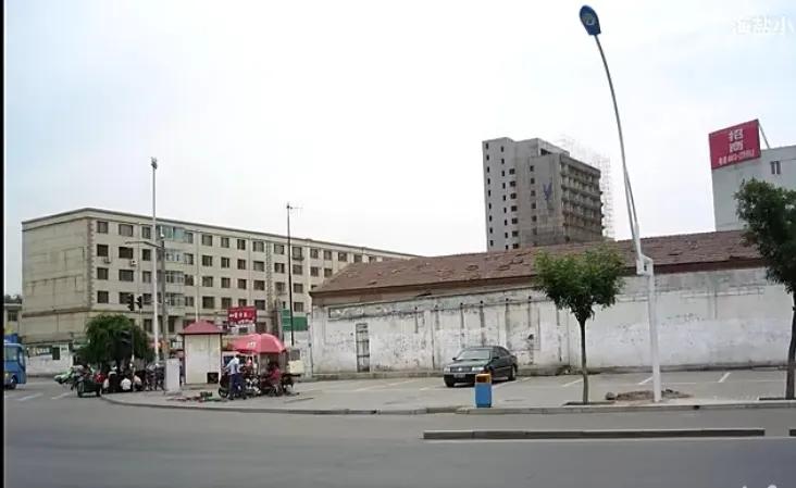 这张呼和浩特市旧城照片拍摄于2005年前后，距今已经由20来年了，现如今该街经过