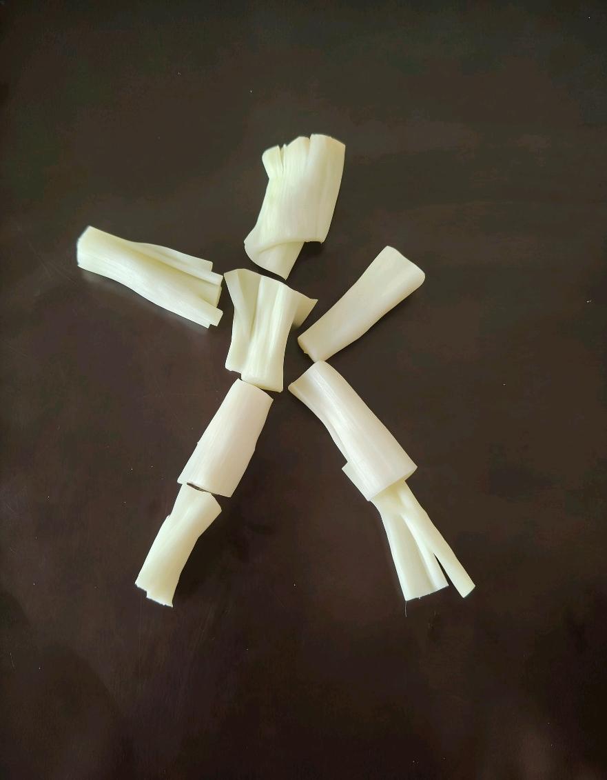 自从菜叶子火了以后，
现在头条圈里都跟风晒，
绿叶蔬菜都是常见的，
红薯、金针菇