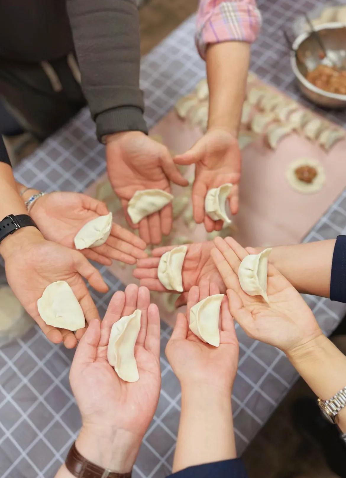 昨天去婆婆家吃饭，一进门看见婆婆和公公在包饺子。我进门就说:“哇，这么多饺子，是