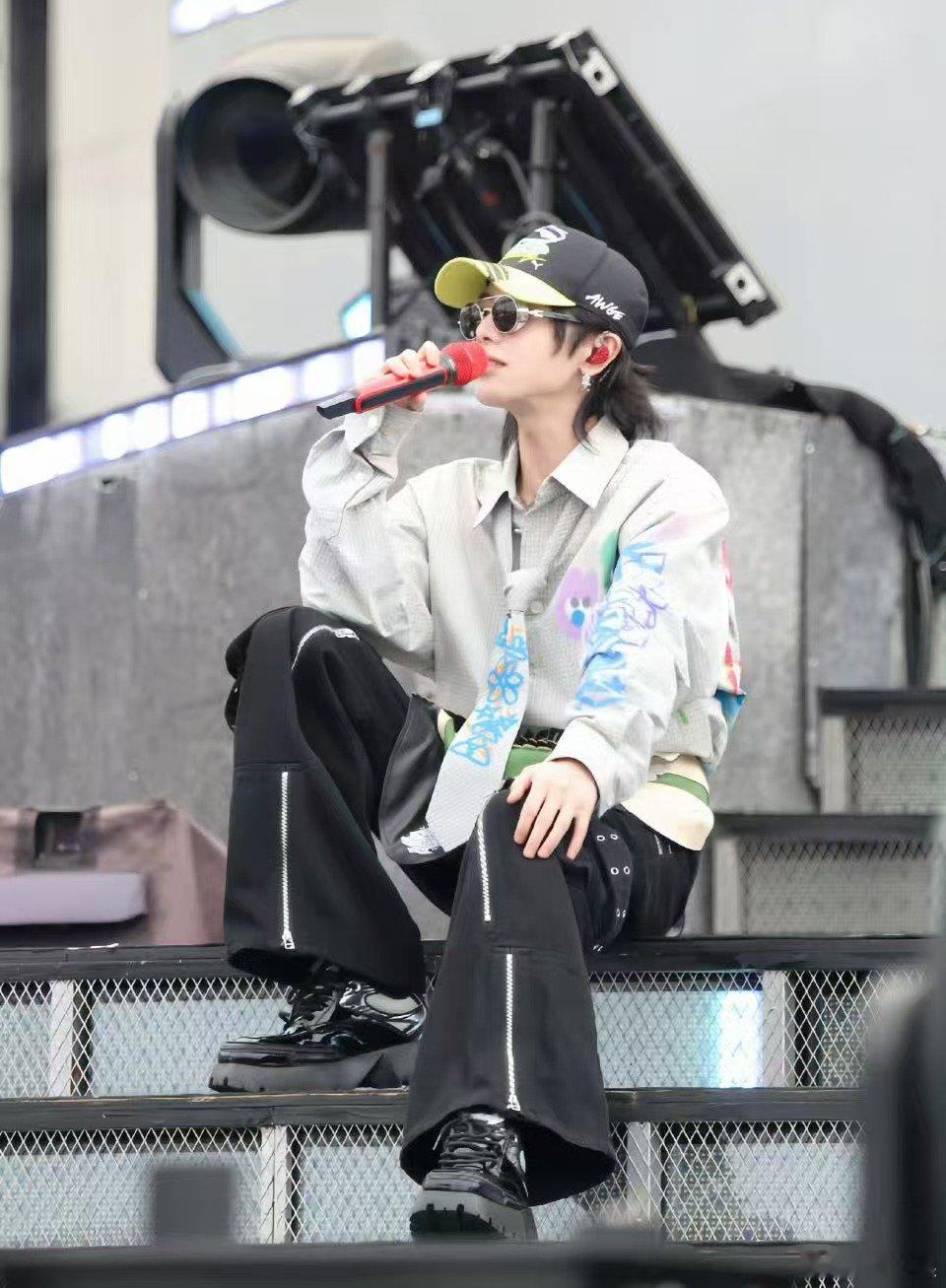 华晨宇把声鸣远扬说成声生不息华晨宇念错声鸣远扬 哈哈哈爱了啊 