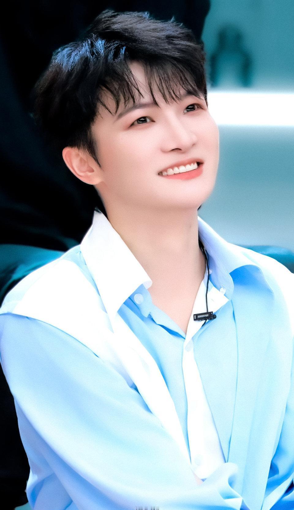 别再说周深宠粉了，那是对他最大的误解。
你发现没？
他记得你改了三次的ID，能复