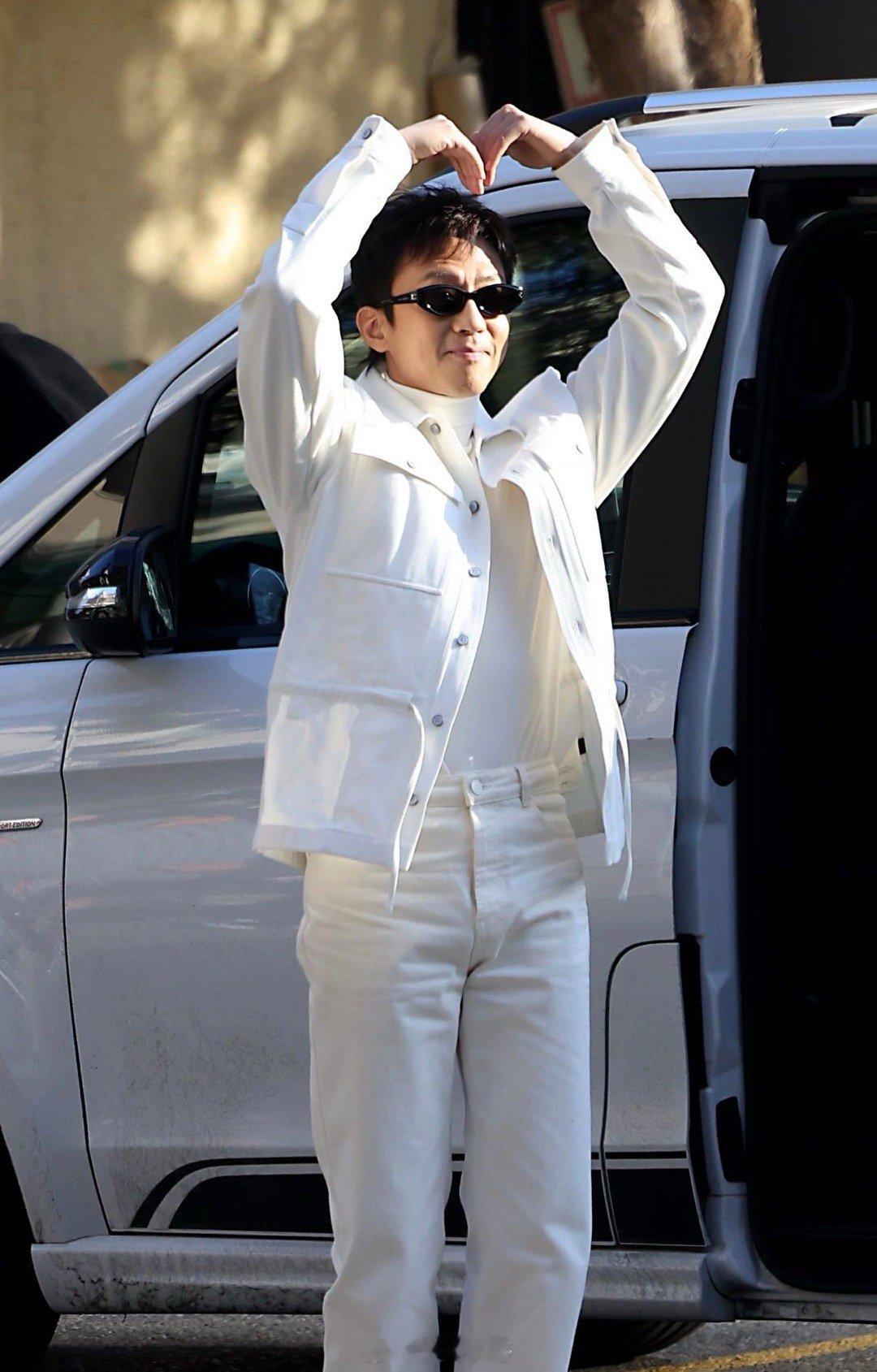 不知道 邓超身材很曼妙 刷到邓超大学舞蹈视频，直接笑不活了！白色侧长裙配黑长辫，