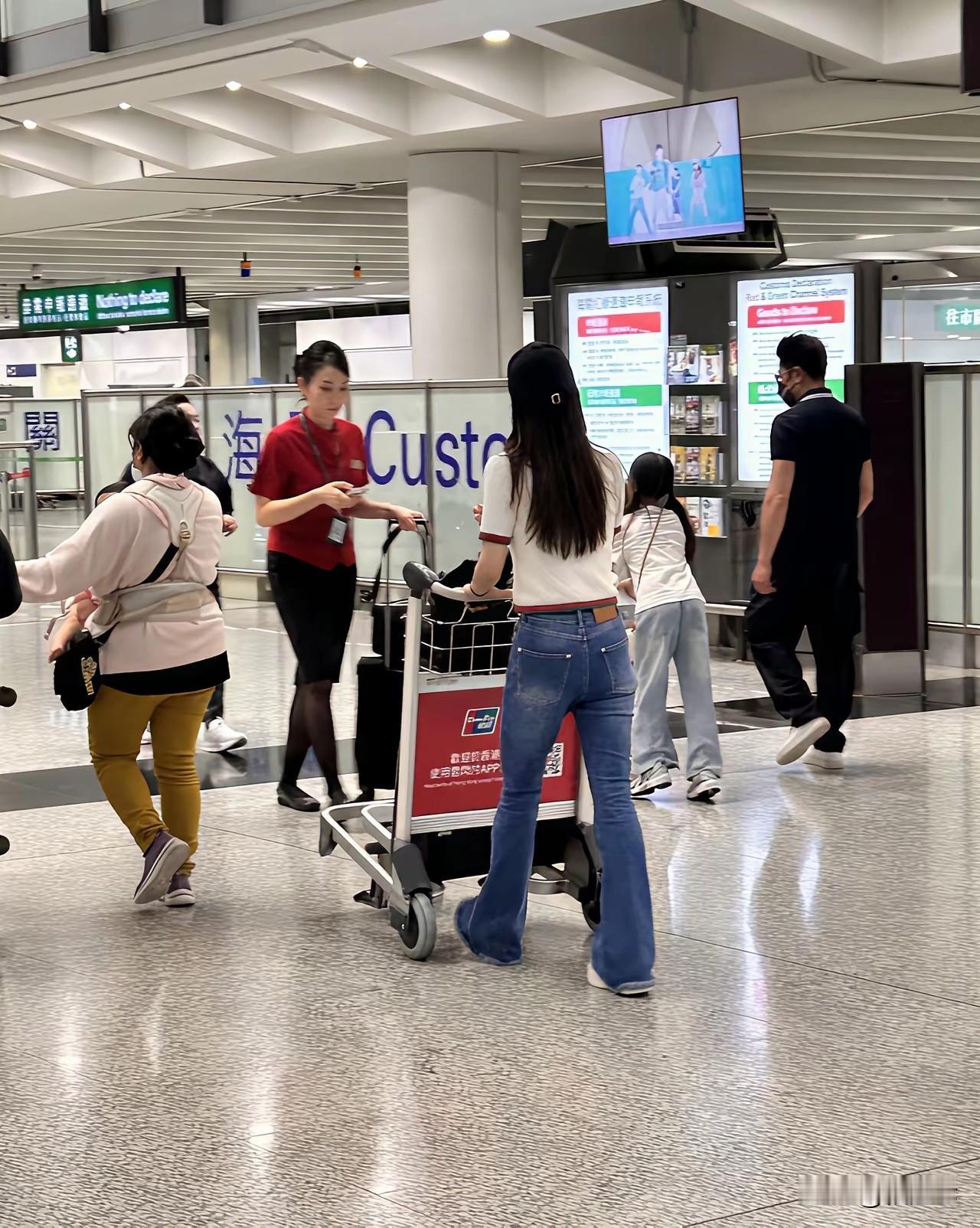 郭富城的家庭地位太高了
出钱带着一大家子旅游回来的郭富城，机场照郭富城全程当“甩