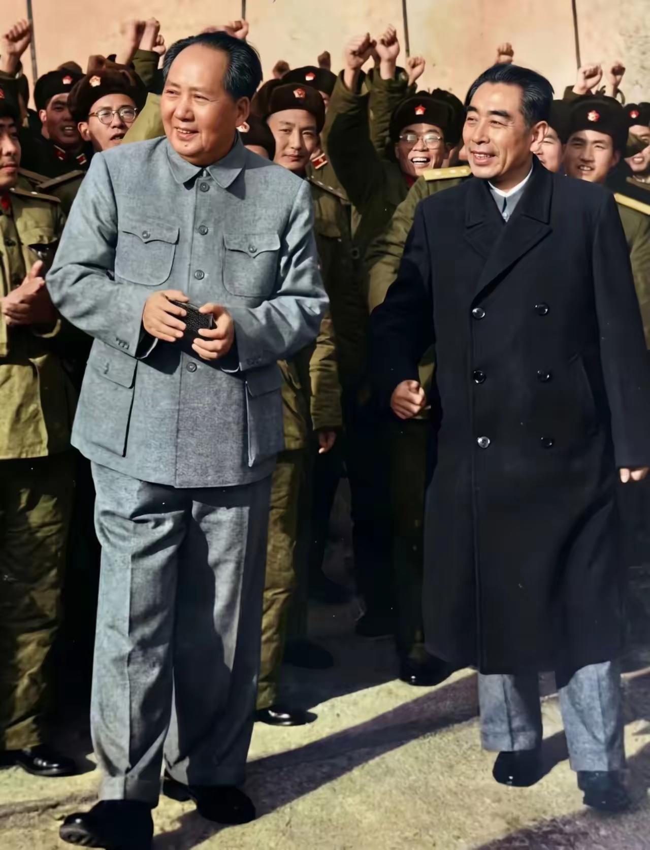 罕见高清彩照！毛主席与周总理并肩同框，神情从容，目光坚定。两位世纪伟人风雨同舟、