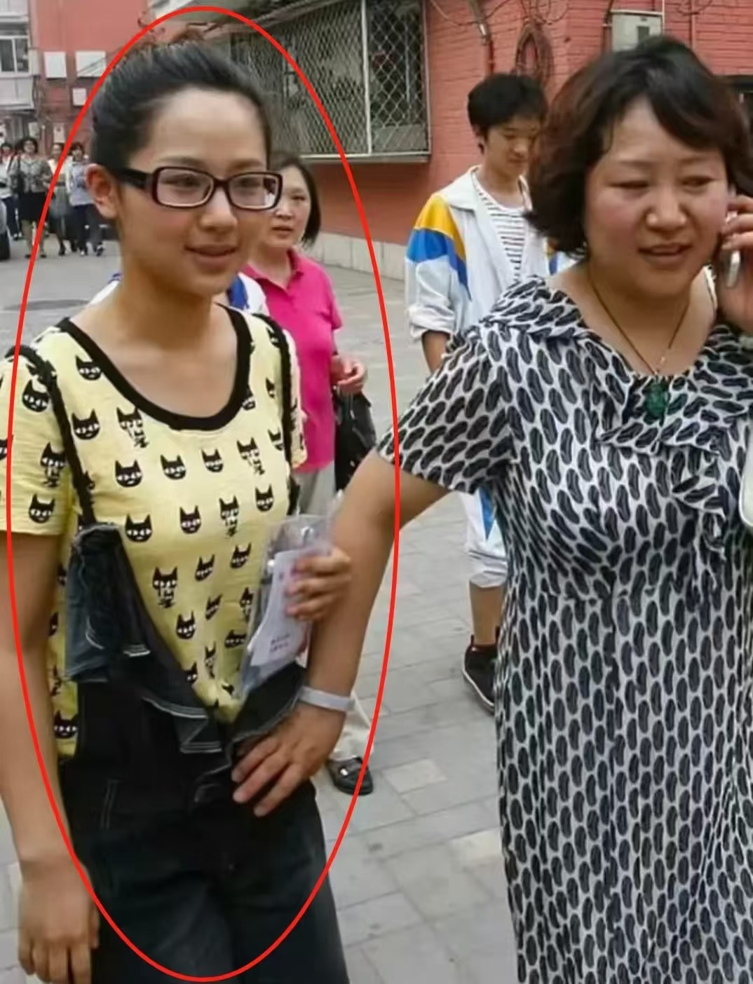 现在真的连亲妈都认不出来，亲妈抱着她原来的照片怀疑人生，我憨厚老实厚皮厚肉的亲生