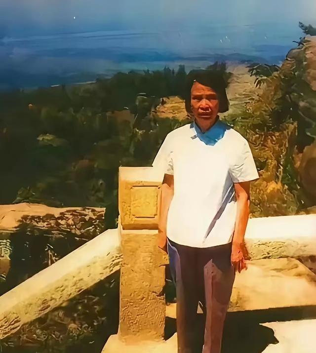 1959年，贺子珍在 庐山 。
庐山这个地点，不能只当成一段私人往事的布景。19
