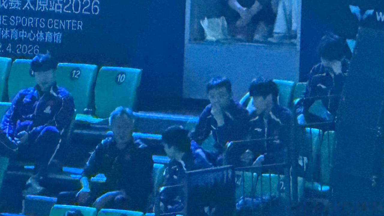 秦志戬总教练在看台观赛[赞]，
国乒选手陈垣宇、孙杨，还有刚刚男双夺冠的李和宸都
