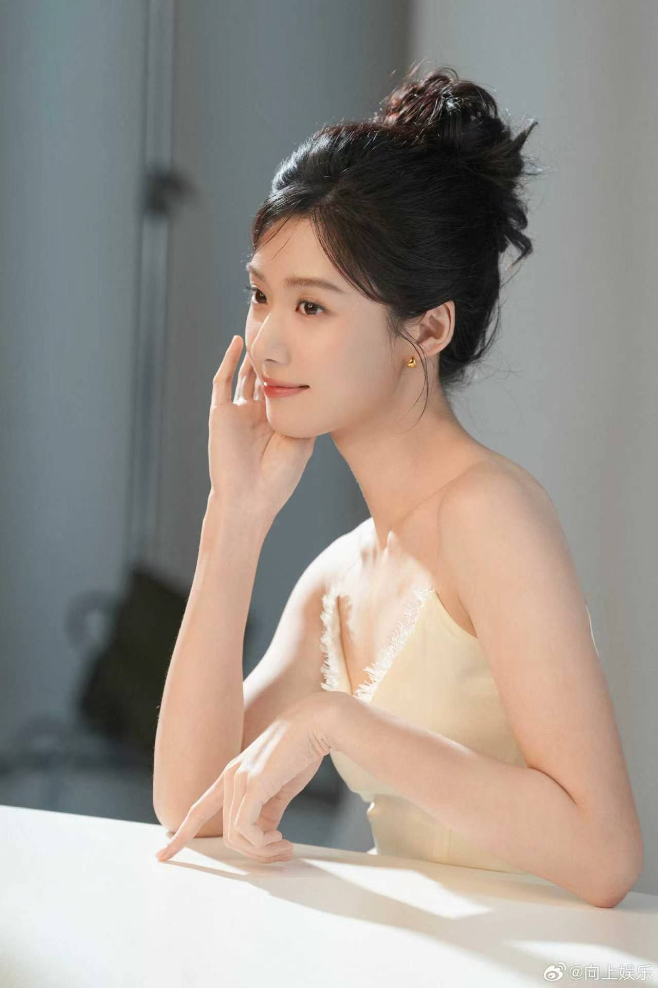 卢昱晓白瓷娃娃 卢昱晓最新大片释出，好一个美丽的白瓷娃娃。 