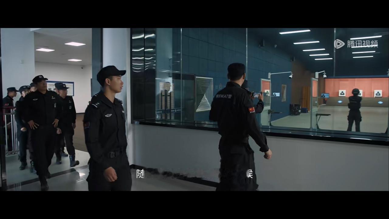 藏锋总队还是比较富的呀，射击靶场都这么好，红叶特警队的所有人就像刘姥姥进大观园一