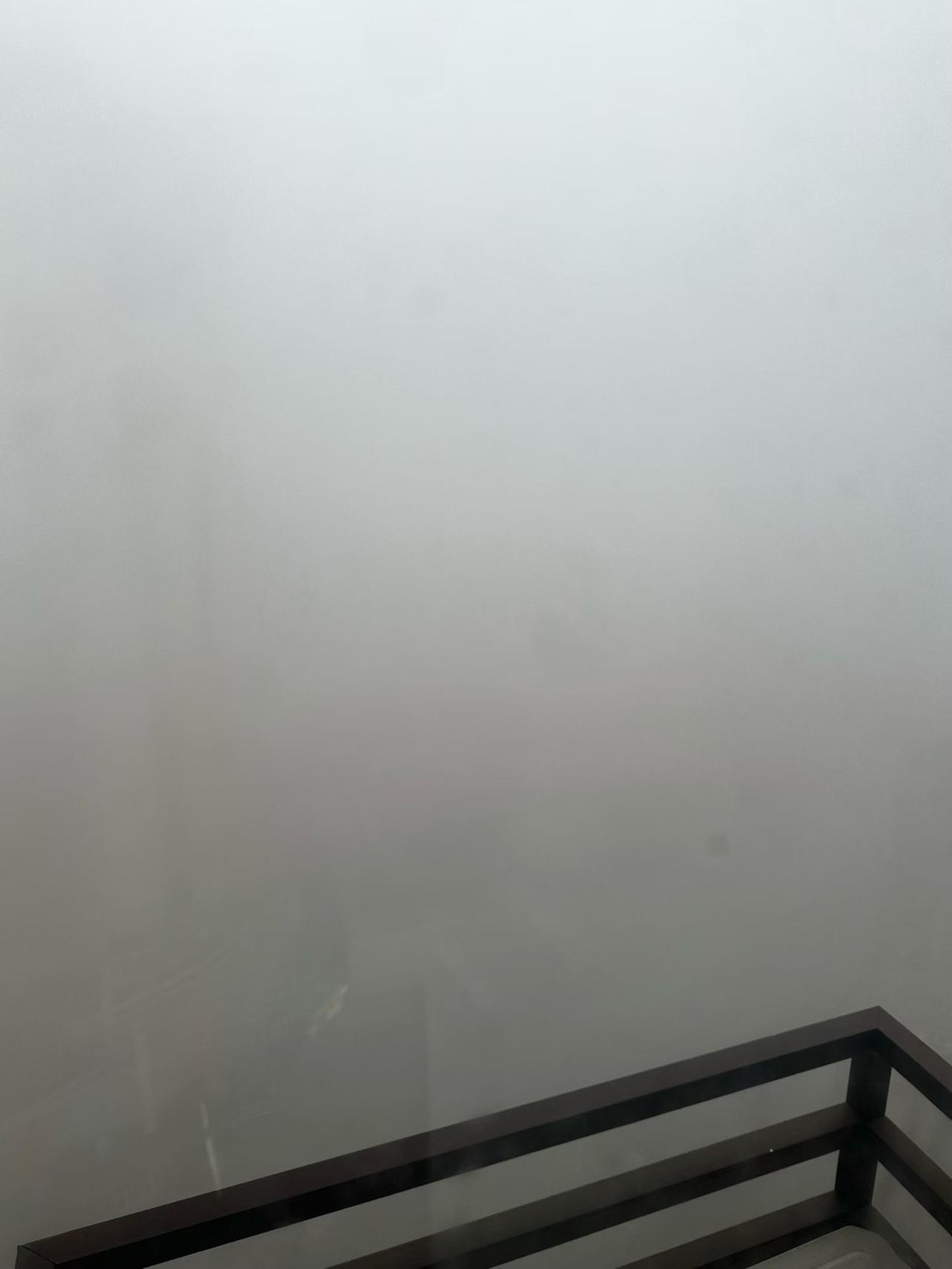 今天这两天早晨起来，郑州路上飘起大雾，感觉朦朦胧胧，走在街上像腾云驾雾一般，什么