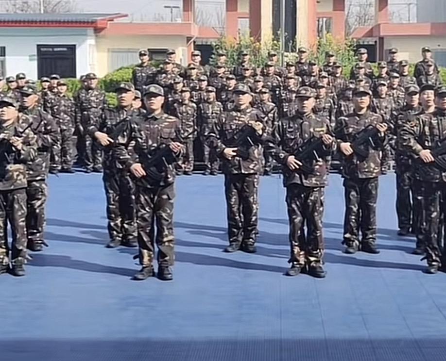 女大学生谈了个男朋友，竟然被家人给骗进了戒网瘾学校，电影都不敢这么演！
素伶（化