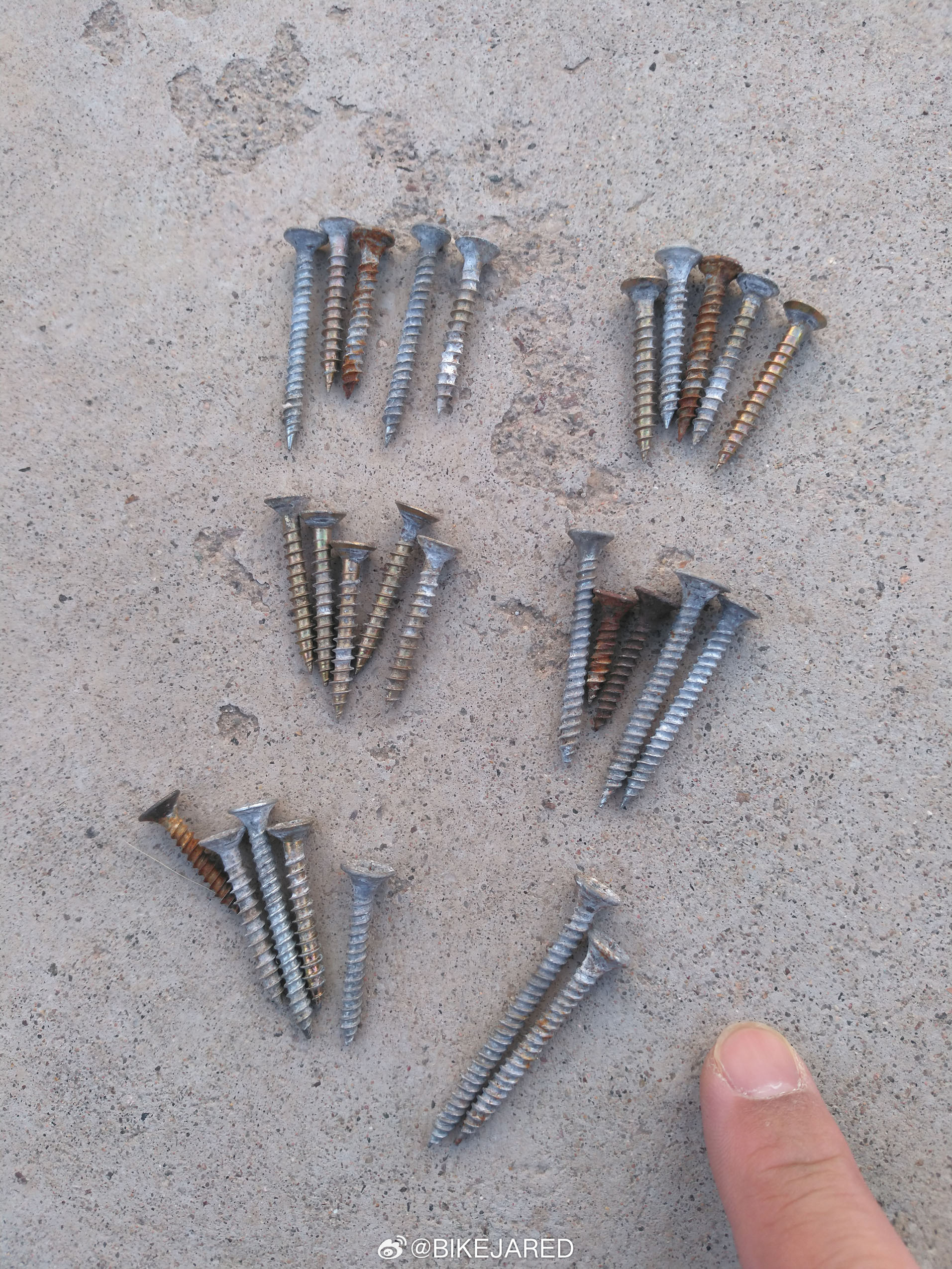 今天的功德厉害了，这全部是在小区主路上捡的，基本可以肯定是坏人故意为之。