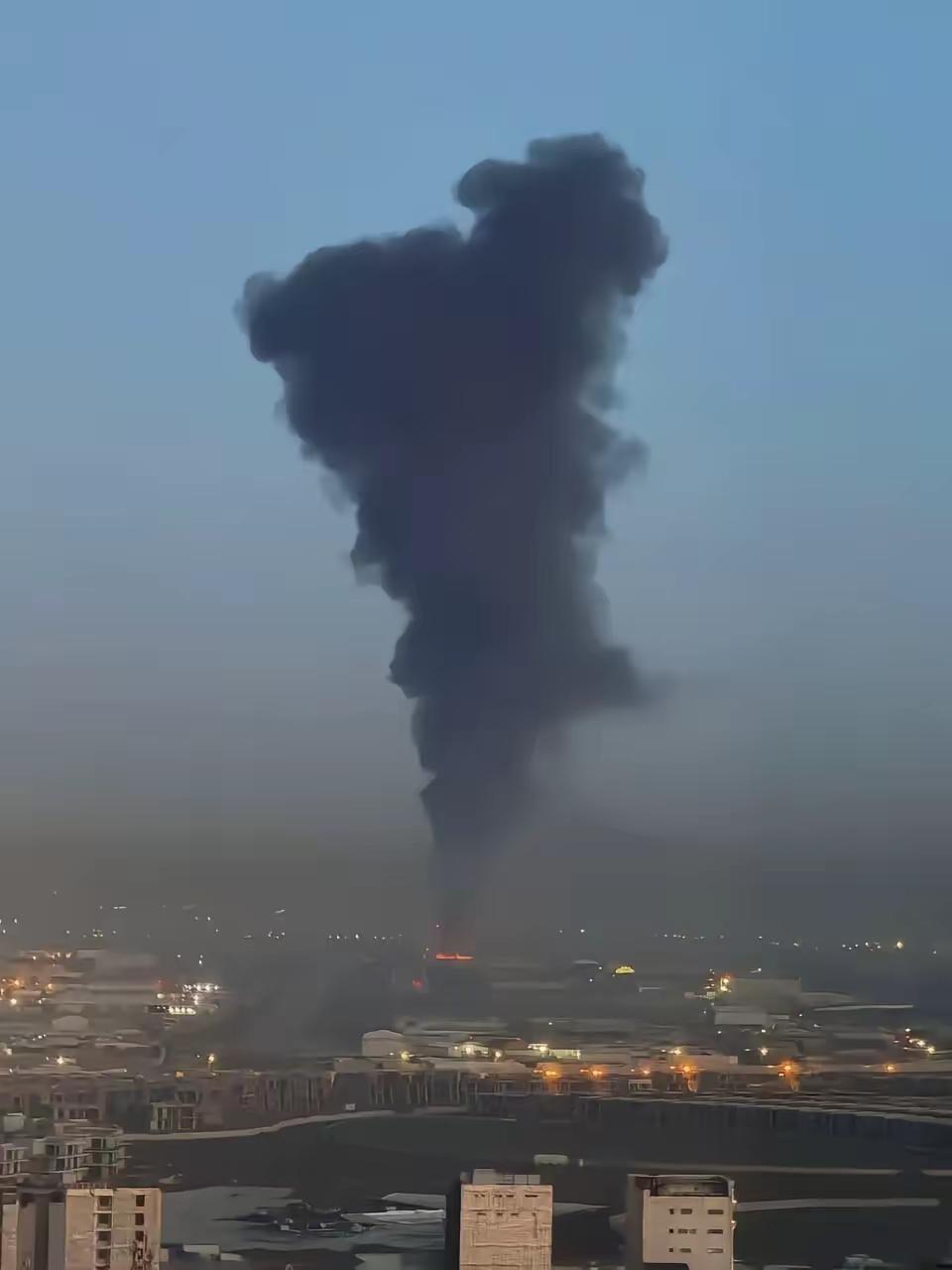 老特剧本计划是周六斩首，周天妥协，周一开盘！

原计划很完美，想着只要哈梅内伊一