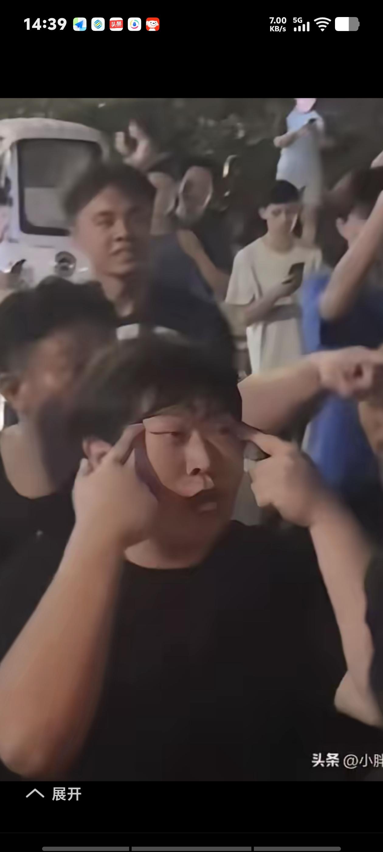 武汉球迷因主队未能全取3分，竟将怒火发泄到客队大巴车上。他们不仅堵路砸车，还做出