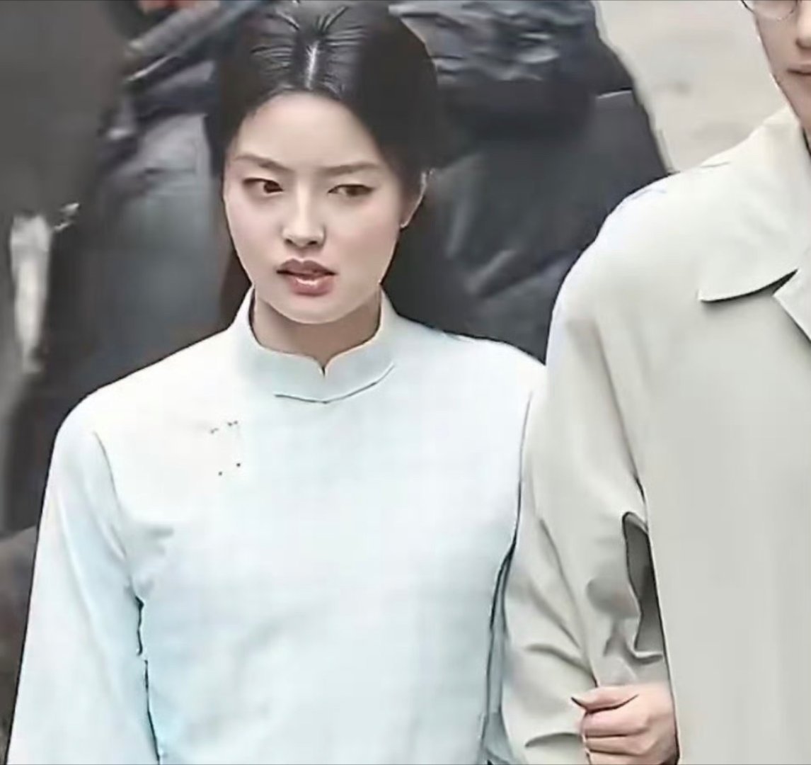 徐若晗 挂脸 说实话，我没怎么听过她，也一直都觉得她的颜值也就一般般。天气冷心情