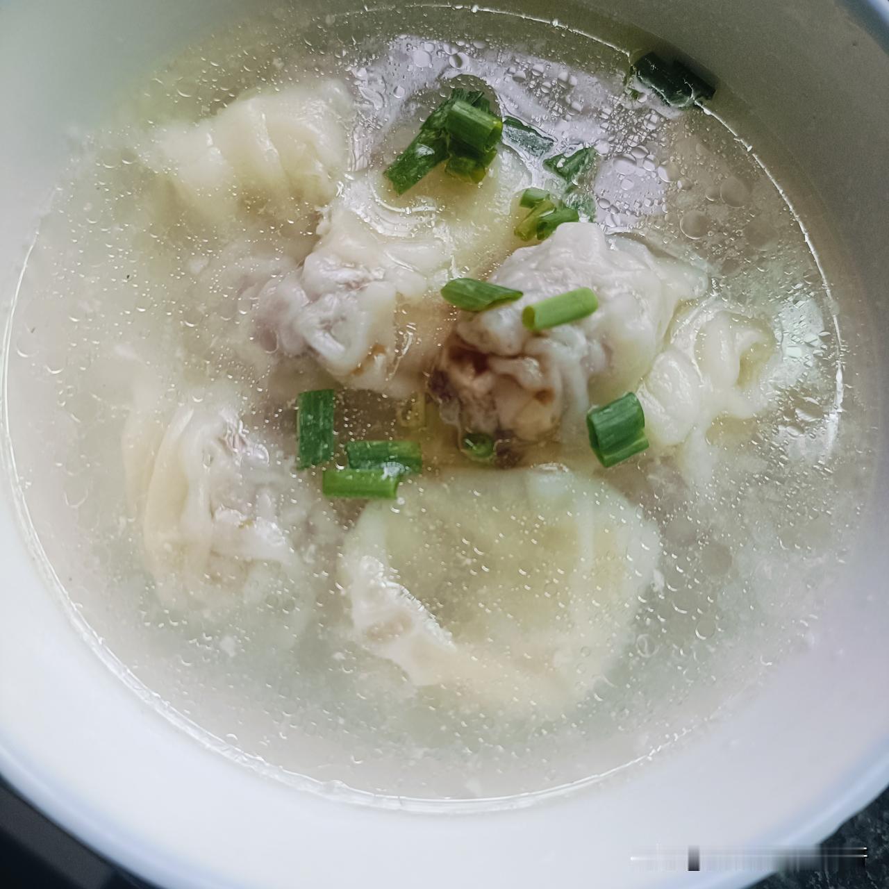 今天的早餐：一碗馄饨，一个鸡蛋，一个玉米，一个粽子。

今天上班会很忙，所以我很