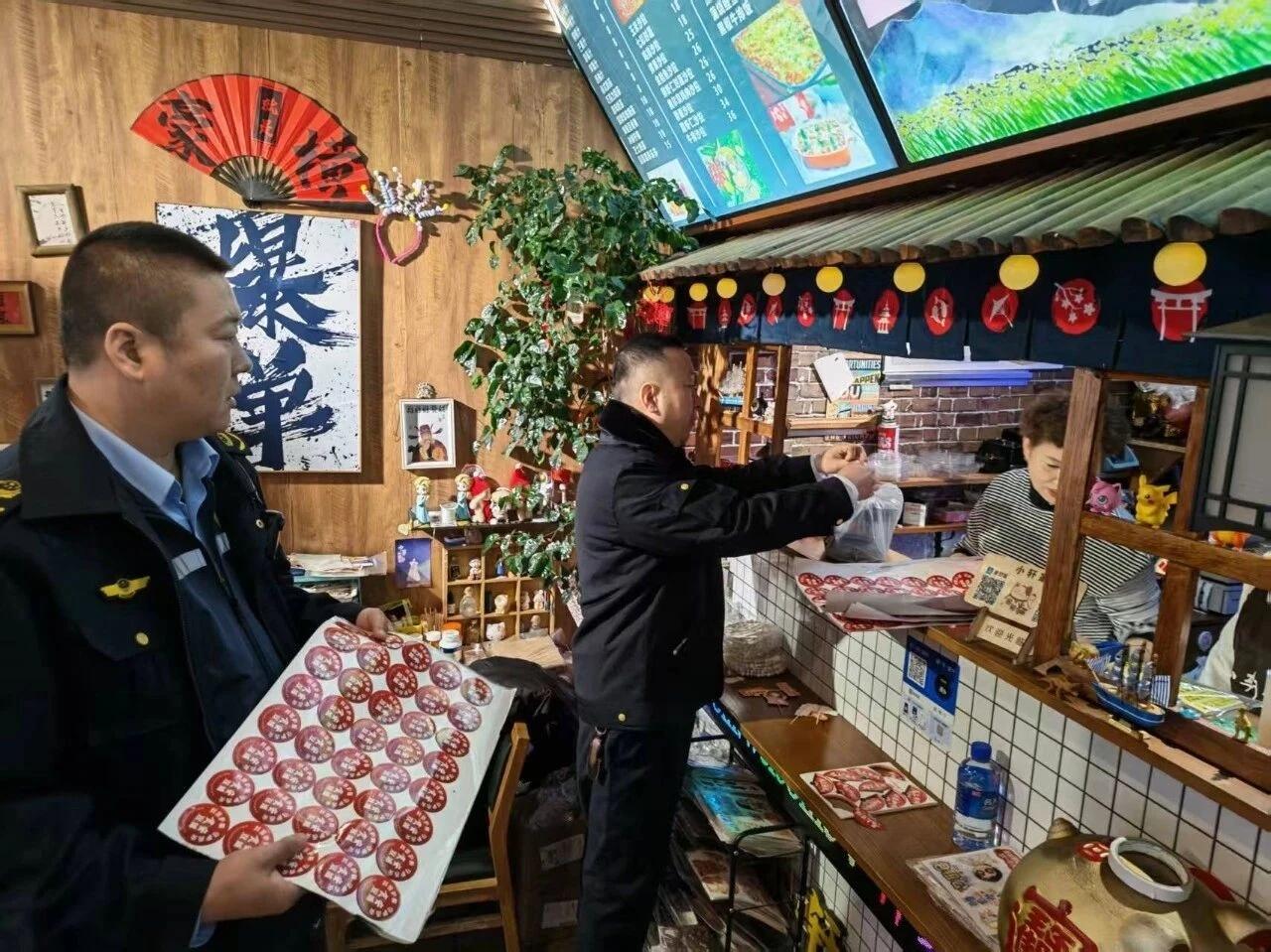 小封签守护大安全

冰城市场监管
🍕🍔👨‍🍳🍜🍰近日，双城区市场监管