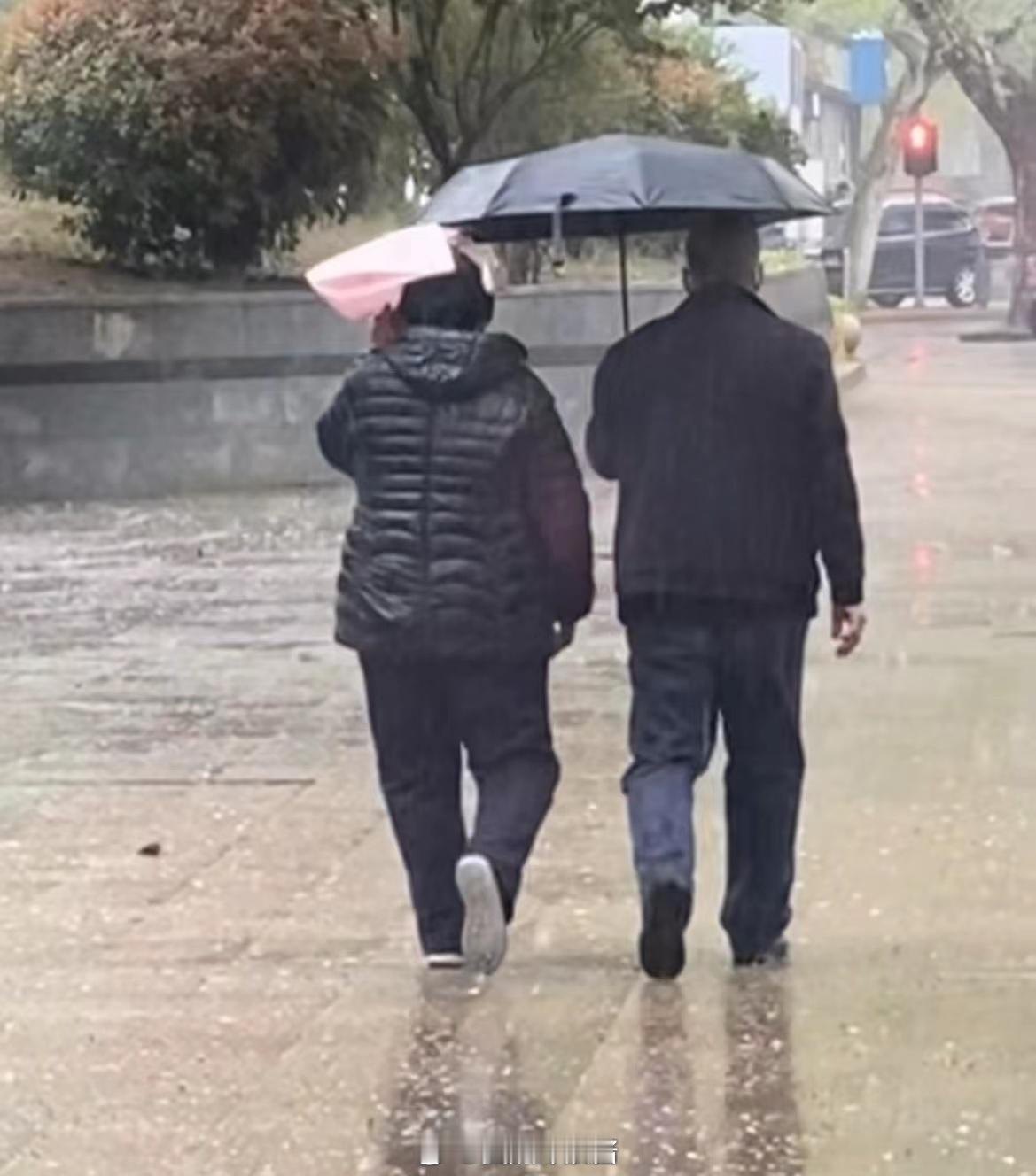 她们不是淋了一段路的雨，而是淋了一辈子的雨 ​​​