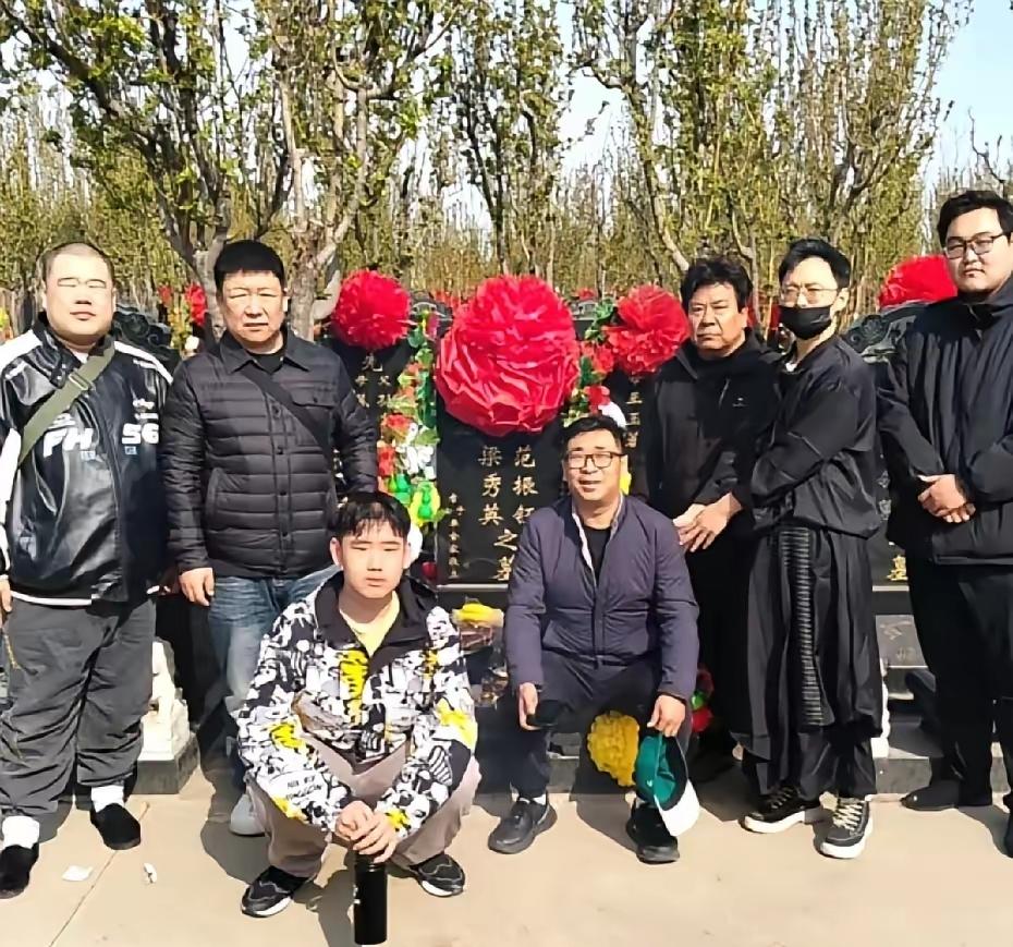 相声界人士扫墓爱拍照、录视频，行，可坐在墓碑前，这是何意？
这几个人据说乃是捧哏