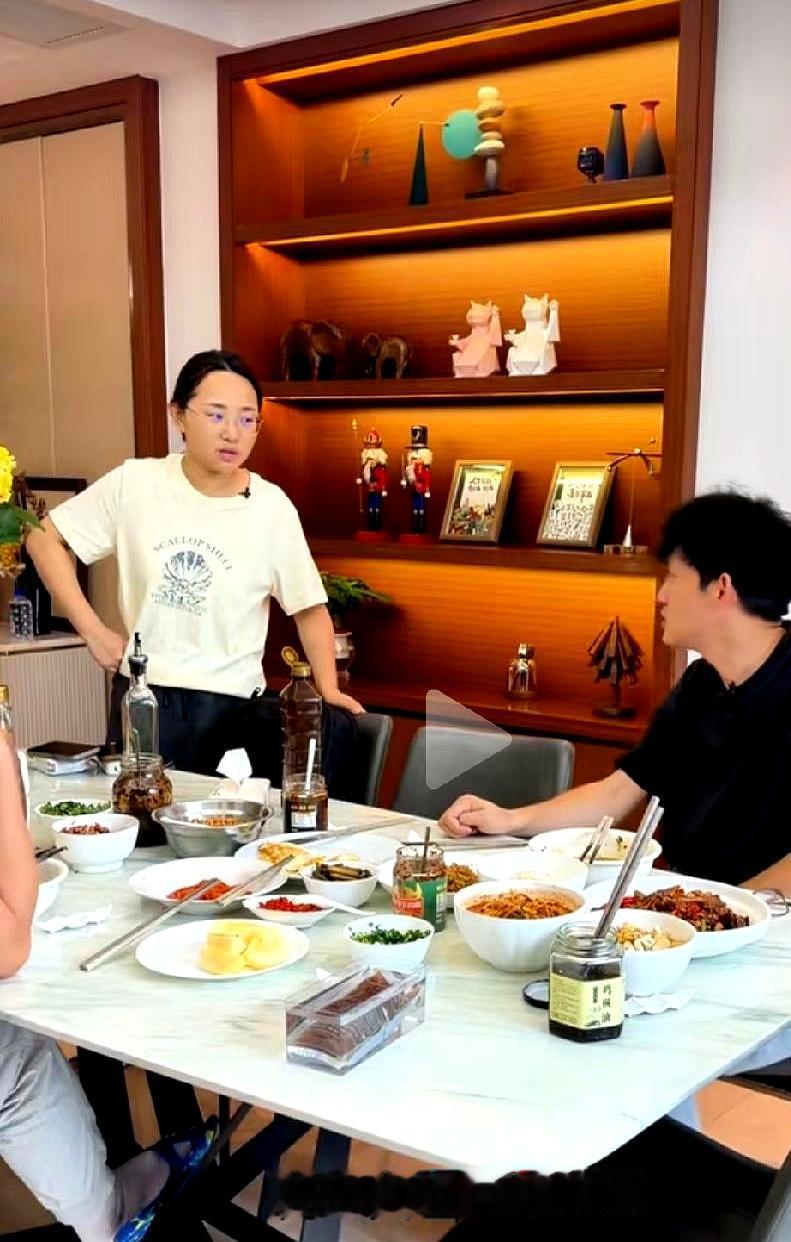 临出门那会儿，行程单握在高航手里，他一条条念着时间点，屋里人忙着打包。
金哥点头