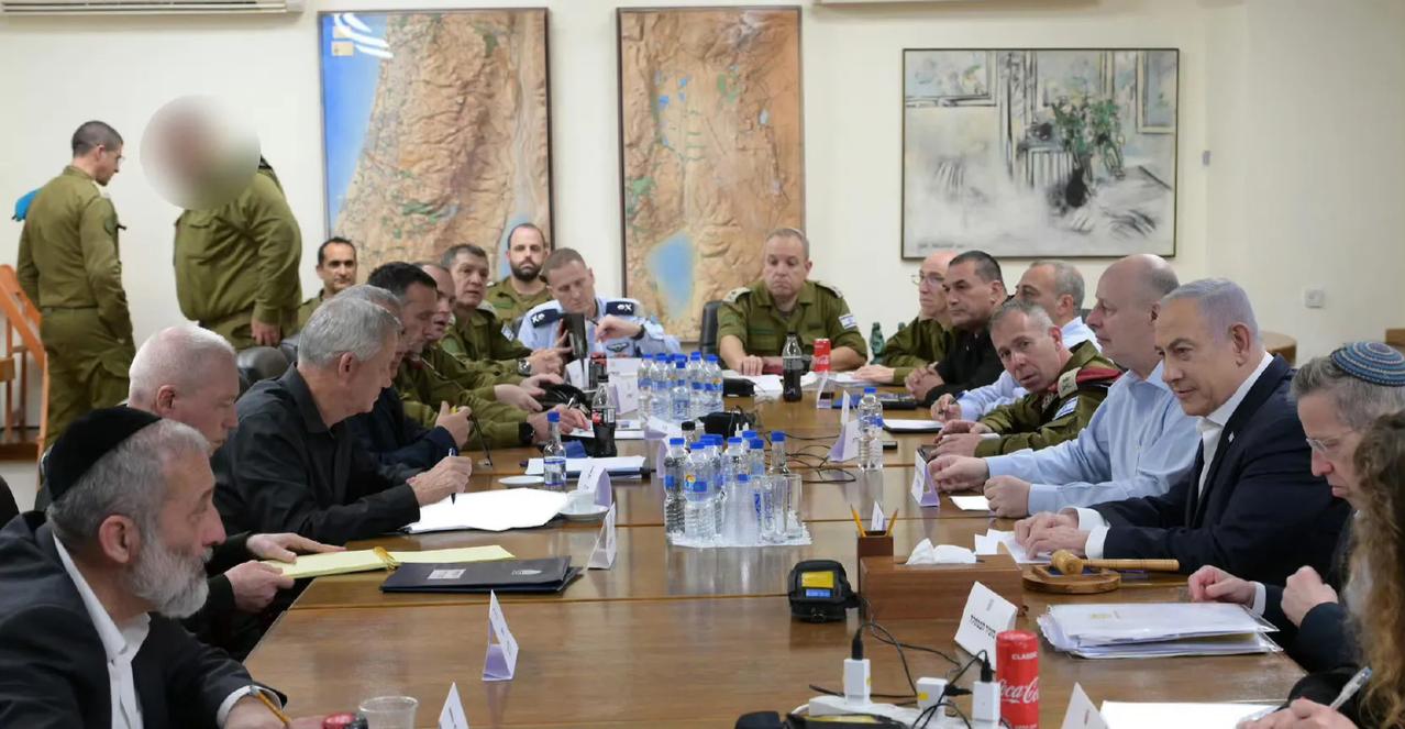 根据媒体报道，以色列政府跟军方于当地时间今天下午2点继续召开战时会议，讨论如何应