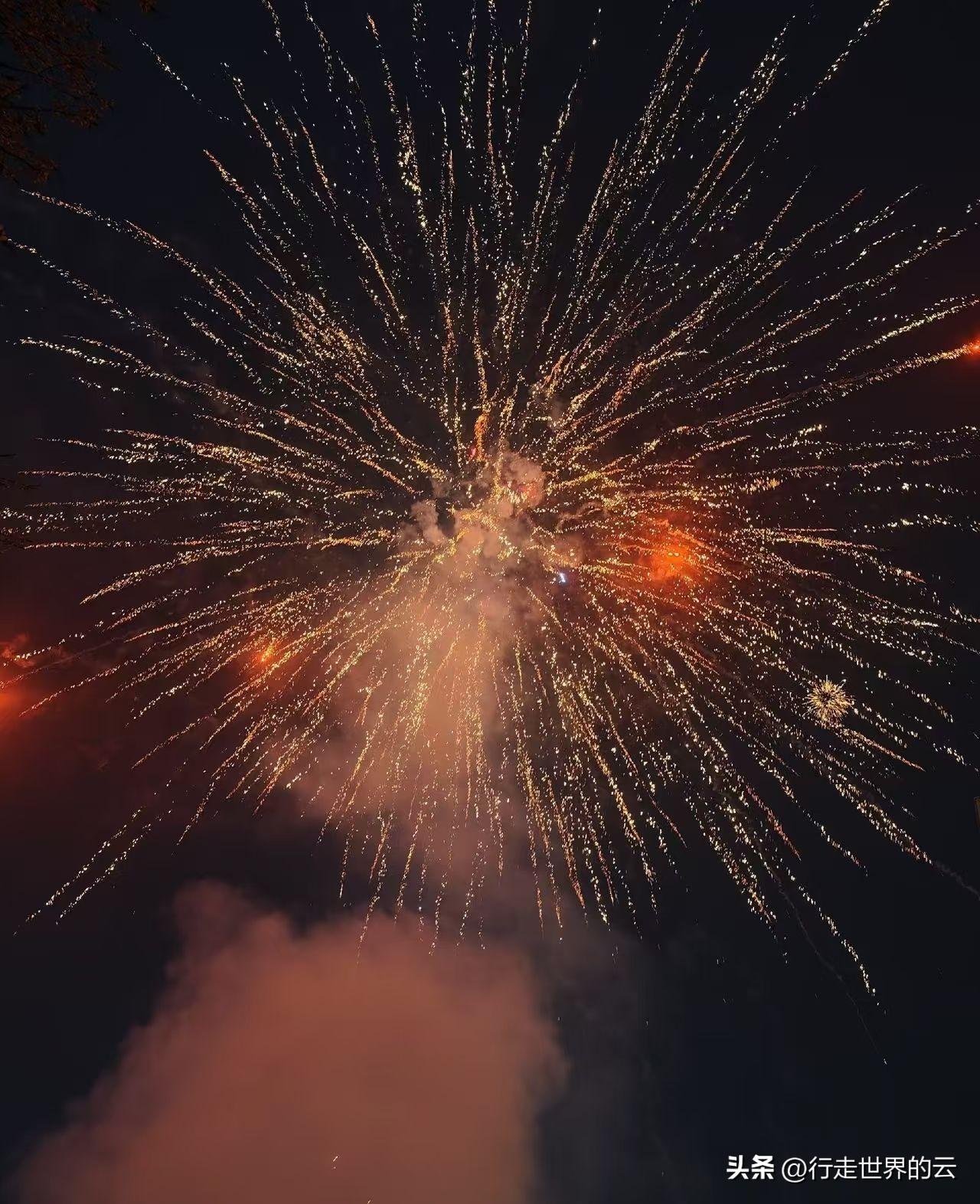 烟花炫美了昨晚的夜空，但看着早上的残屑，想起一部英国老电影《她比烟花寂寞》，这是