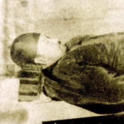 这是吉鸿昌将军英勇就义后的遗照，此时的吉鸿昌将军已经穿戴好寿衣，在下葬前，留下了