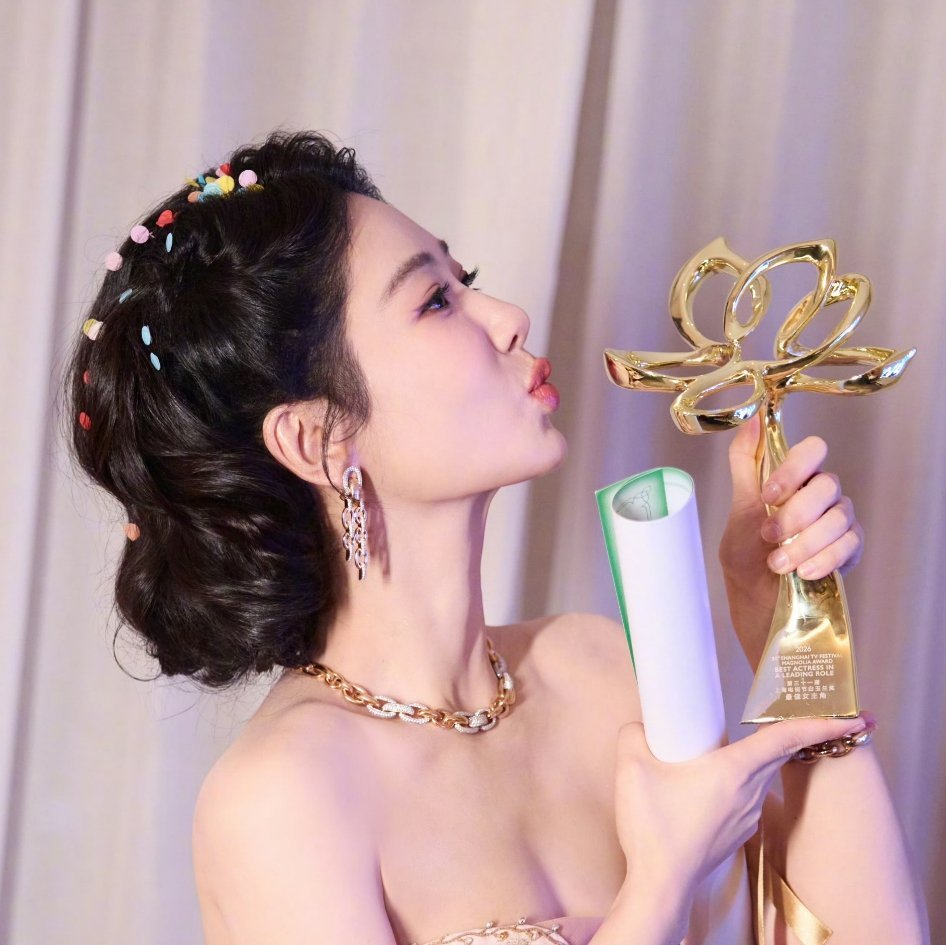 小吱的vlog看了二十多遍才发现原来头上的这一堆彩色片片是唱隐形的翅膀喷彩带欢呼