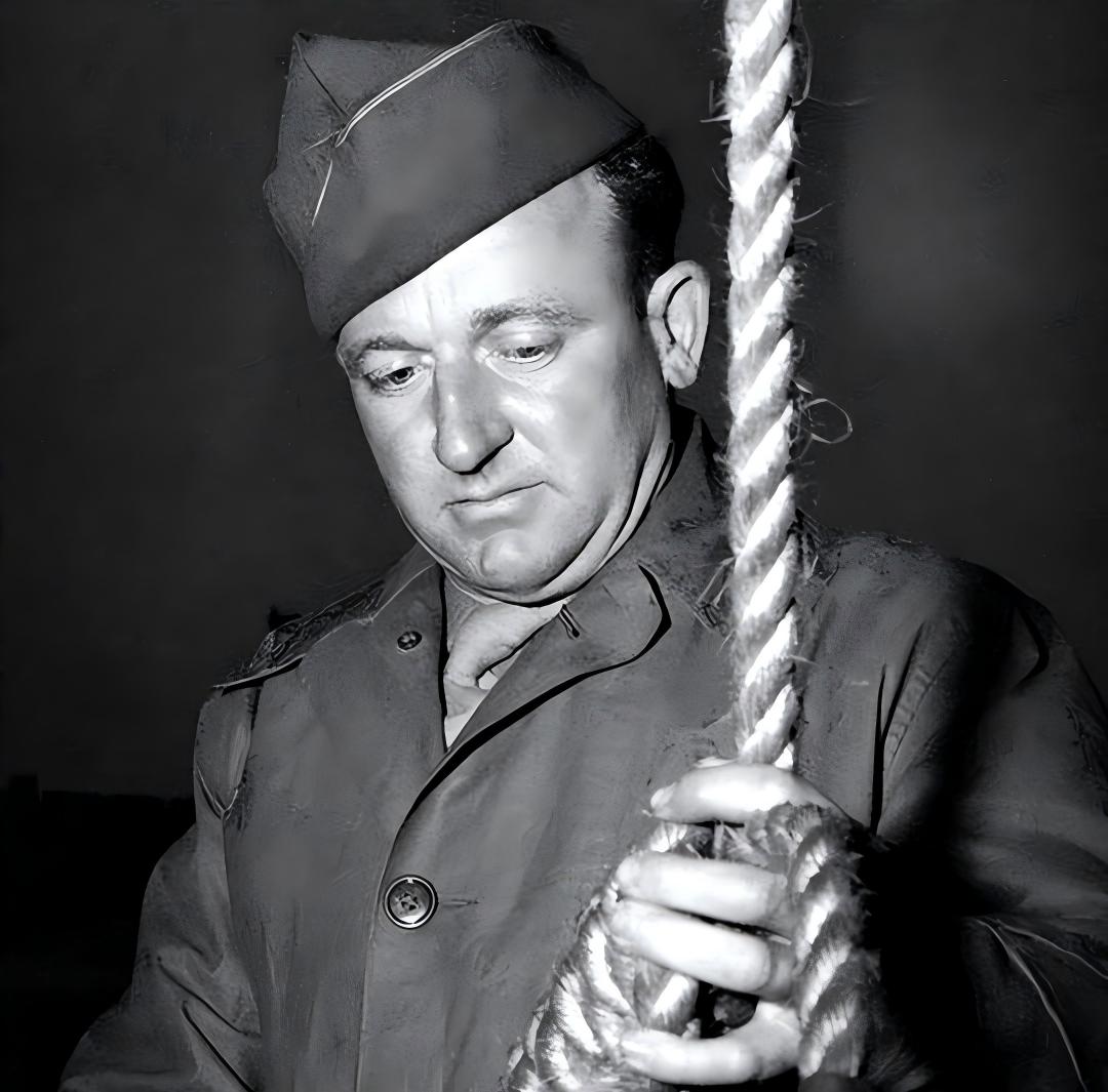 1946 年 10 月 16 日凌晨，纽伦堡监狱的体育馆内，临时搭建的绞刑架泛着