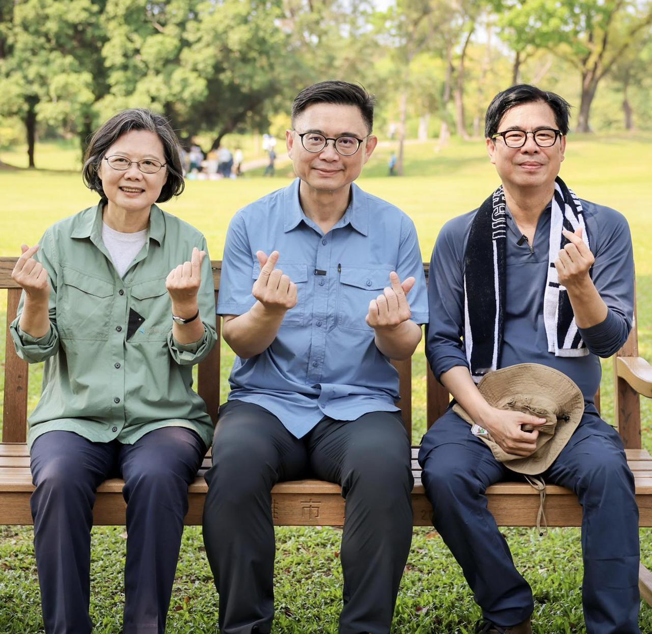 蔡英文变“最强母鸡”？赖清德被晾一边了？

蔡英文今天在脸书连发两篇帖子，晒自己