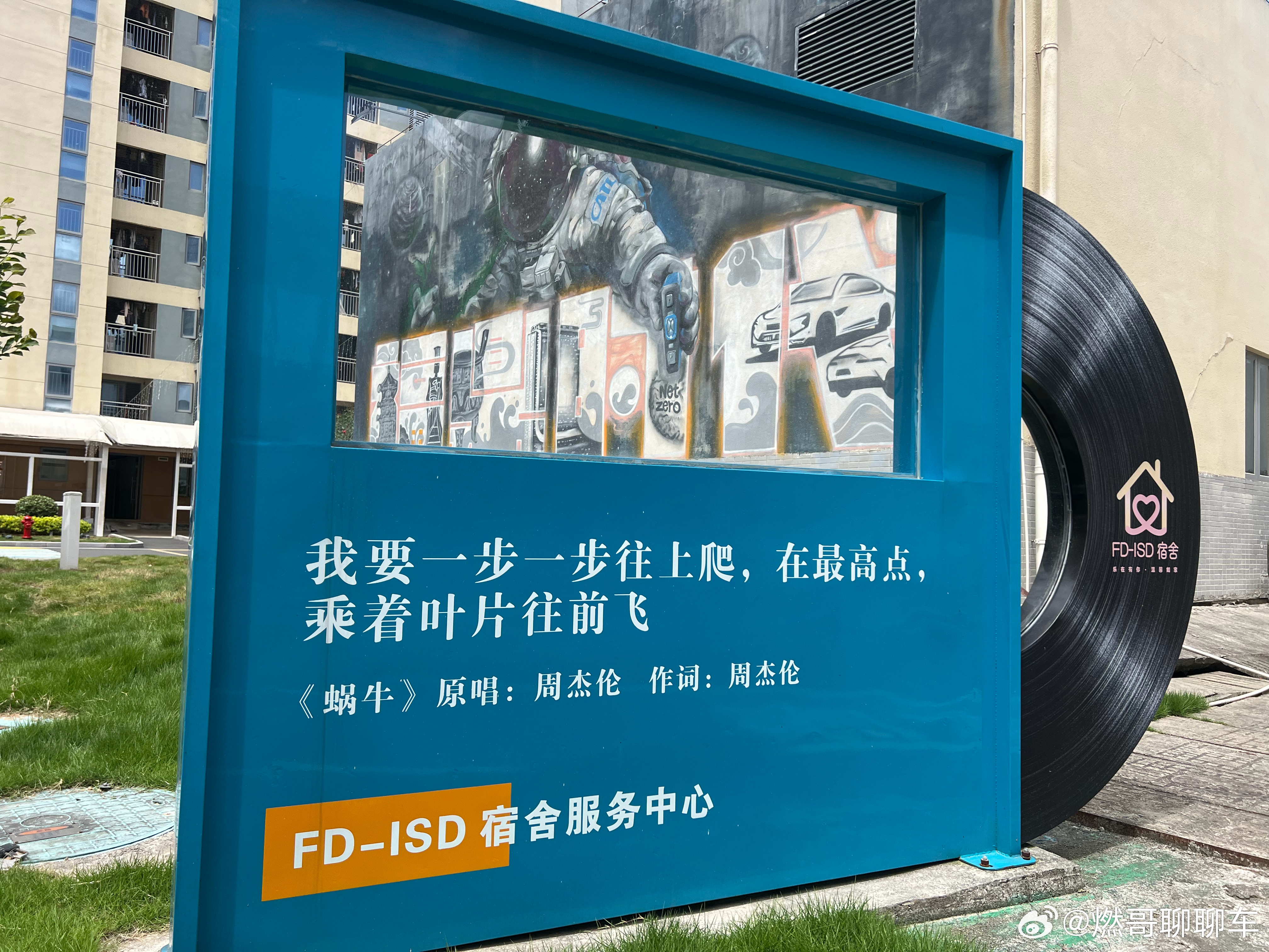 闽东福鼎的海鲜面更接近浙江口味，猪油炝锅再加水煮沸，临上桌前添勺老板自制葱油，配