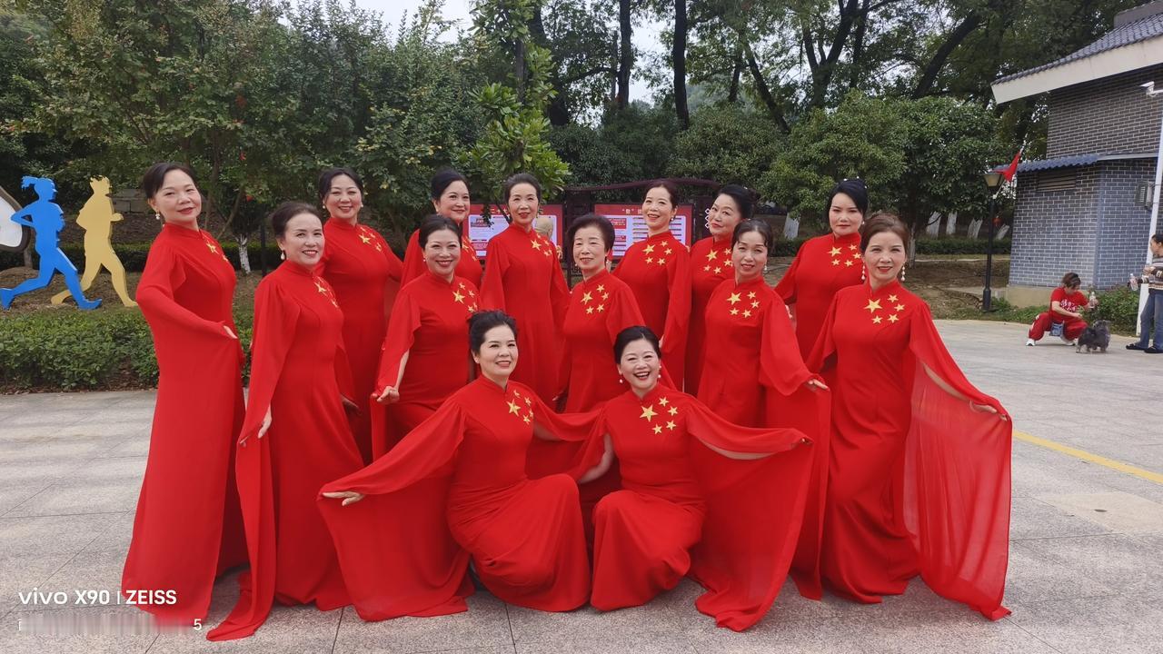 南漳有群旗袍佳人，秀青春艺术团闪耀光芒。她们在重阳之际，以《我爱你中国》舞动深情
