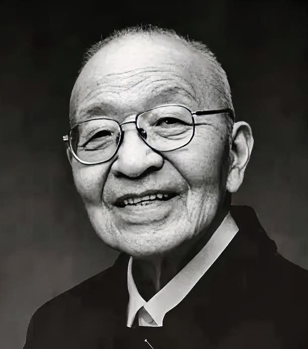 在舰船制造领域，潘镜芙院士可是响当当的泰斗级人物，他还是中国工程院的院士。作为0