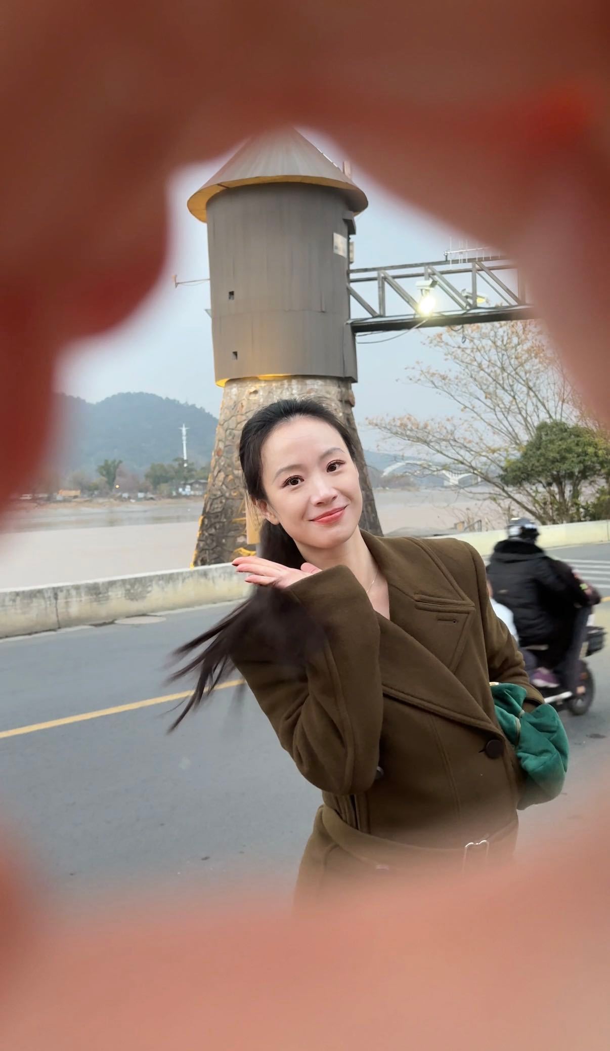 李梦台州造型是妈咪级别李梦台州大片拍起来没轻没重的omg！李梦的这次台州行，真是