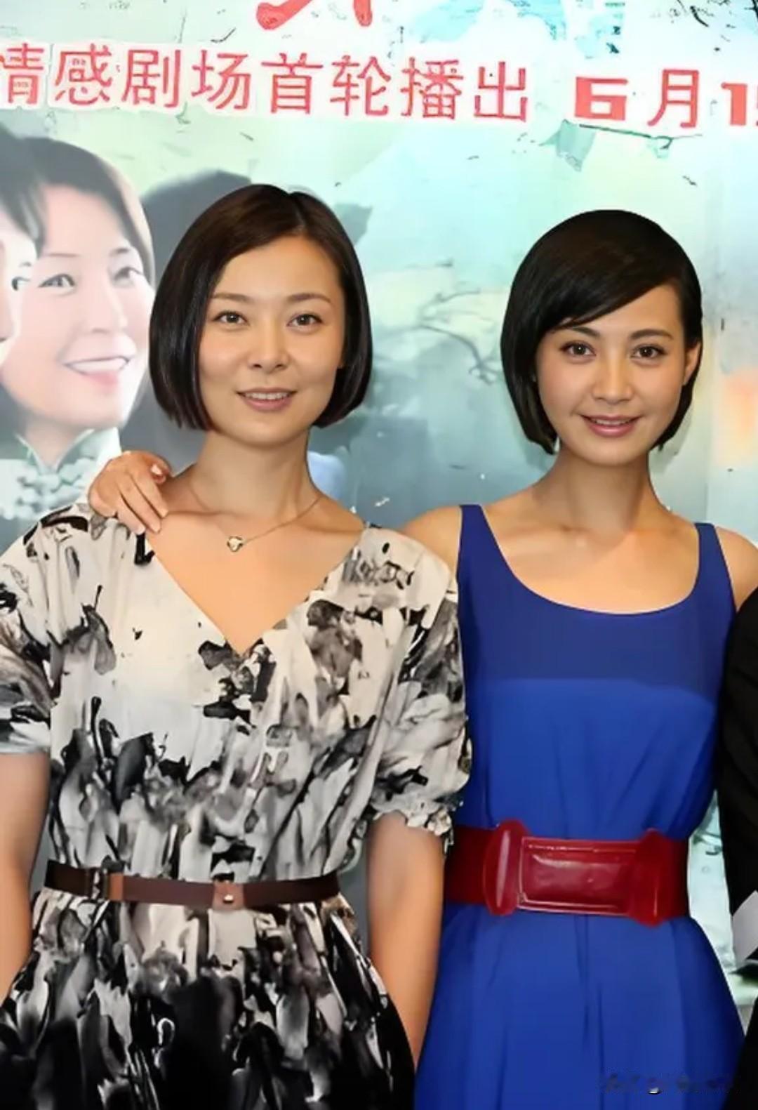 仔细看，左边是明眸善睐的演员柯蓝，而右边的美女是谁？看她细眉飞扬，温婉如莲，秀韵