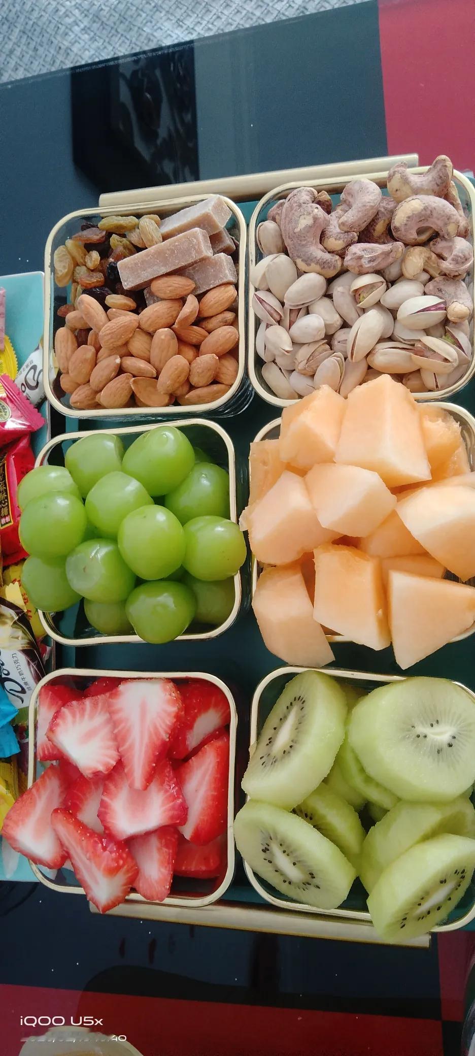 大前年买过车厘子，我先吃的，不是味儿，扔了，好几年没买了。我家老伴就买香蕉，猕猴