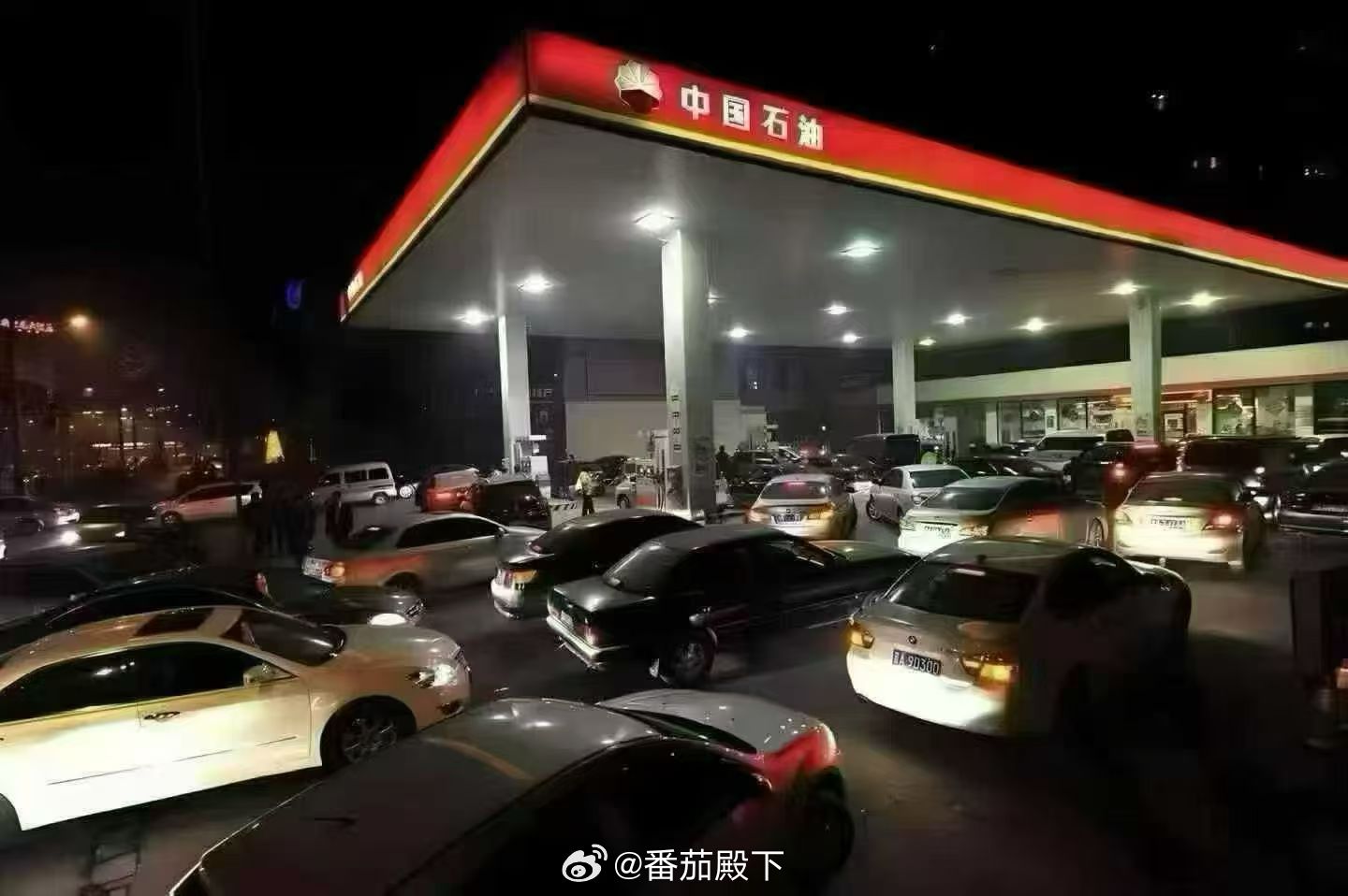 油价上涨了！对开燃油车的朋友来说，加满一箱50升的油，得多花近百块，难怪不少车主